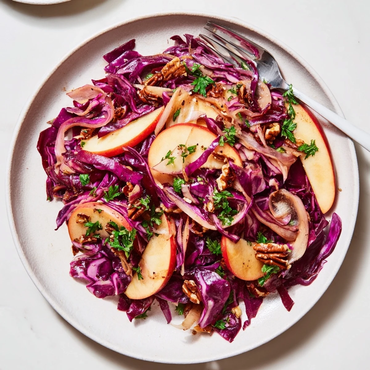 Süß-säuerlicher Warm Red Cabbage Salad, perfekt als Beilage zu herzhaften Gerichten.  
