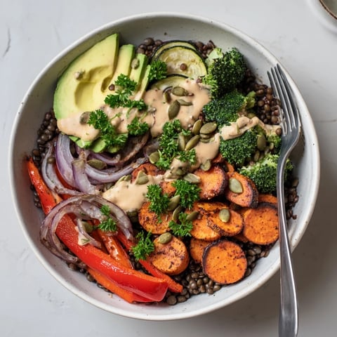 Vibrante Roasted Veggie and Lentil Bowl mit caramelisierten Gemüse und nahrhaften Linsen.