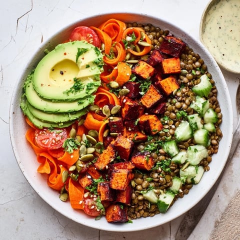 Lentil and Beetroot Power Bowl mit bunten Gemüsesorten und cremigem Tahini-Dressing.