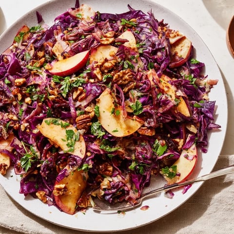 Vibranter Warm Red Cabbage Salad mit Äpfeln und Zwiebeln in warmer Vinaigrette.  